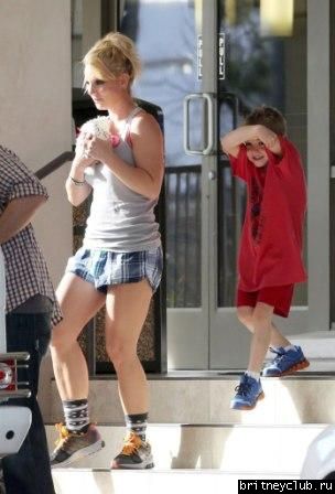 Бритни с сыновьями покидает ветеринарную клинику Barkley Pet Hotel 41.jpg(Бритни Спирс, Britney Spears)