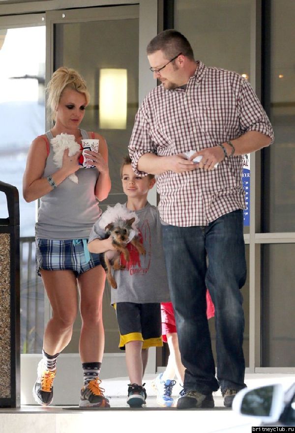 Бритни с сыновьями покидает ветеринарную клинику Barkley Pet Hotel 44.jpg(Бритни Спирс, Britney Spears)