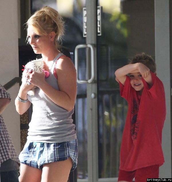 Бритни с сыновьями покидает ветеринарную клинику Barkley Pet Hotel 47.jpg(Бритни Спирс, Britney Spears)