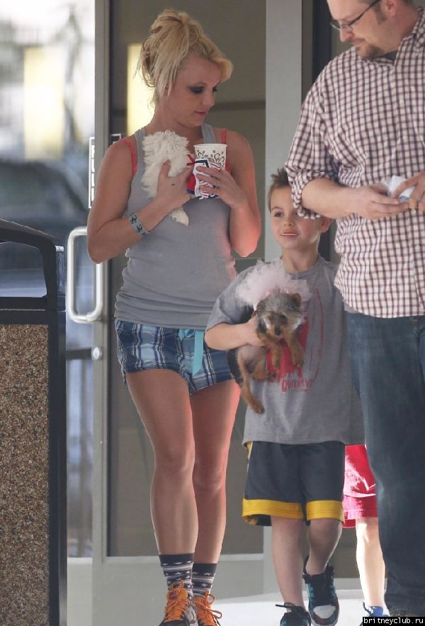 Бритни с сыновьями покидает ветеринарную клинику Barkley Pet Hotel 48.jpg(Бритни Спирс, Britney Spears)