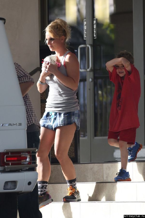 Бритни с сыновьями покидает ветеринарную клинику Barkley Pet Hotel 53.jpg(Бритни Спирс, Britney Spears)