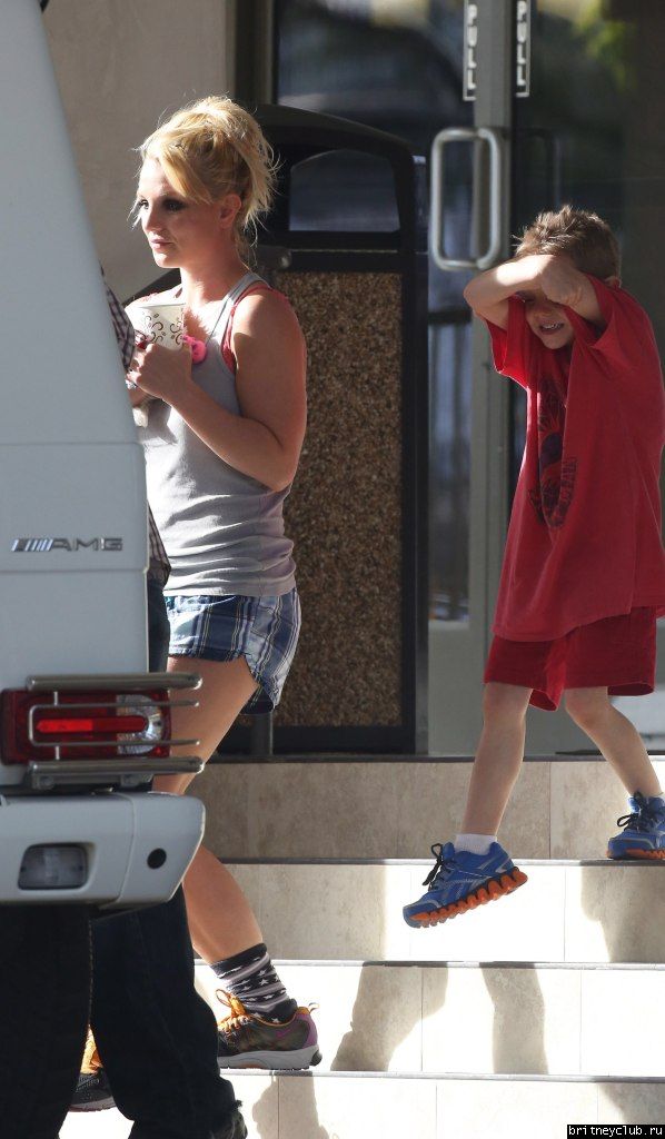 Бритни с сыновьями покидает ветеринарную клинику Barkley Pet Hotel 54.jpg(Бритни Спирс, Britney Spears)