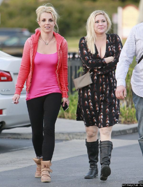 Бритни с подругой направляется в ресторан Paul Martin’s Grill0121.jpg(Бритни Спирс, Britney Spears)