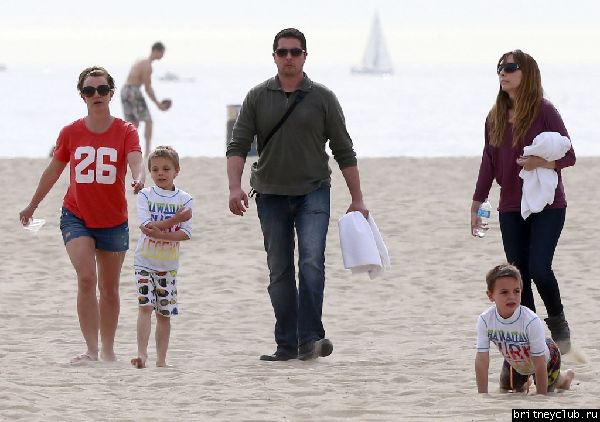 Бритн с Шоном и Джейденом на пляже в Санта-Барбаре02.jpg(Бритни Спирс, Britney Spears)