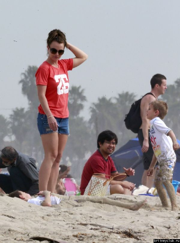 Бритн с Шоном и Джейденом на пляже в Санта-Барбаре05.jpg(Бритни Спирс, Britney Spears)