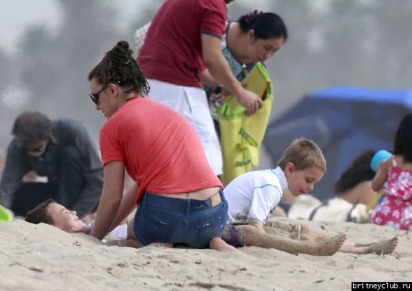 Бритн с Шоном и Джейденом на пляже в Санта-Барбаре06.jpg(Бритни Спирс, Britney Spears)
