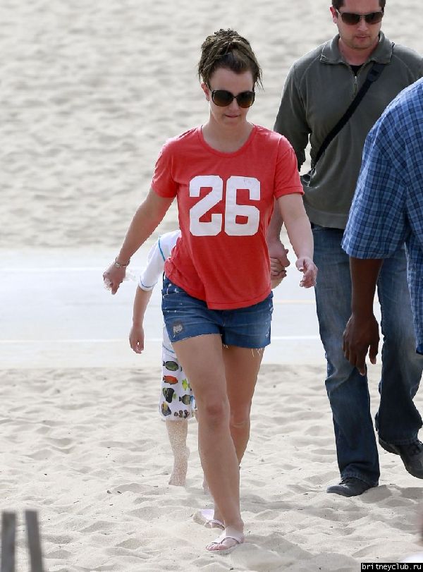 Бритн с Шоном и Джейденом на пляже в Санта-Барбаре19.jpg(Бритни Спирс, Britney Spears)