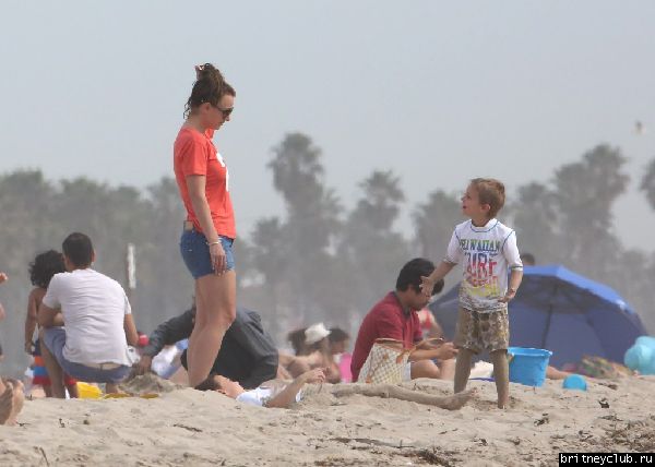 Бритн с Шоном и Джейденом на пляже в Санта-Барбаре21.jpg(Бритни Спирс, Britney Spears)