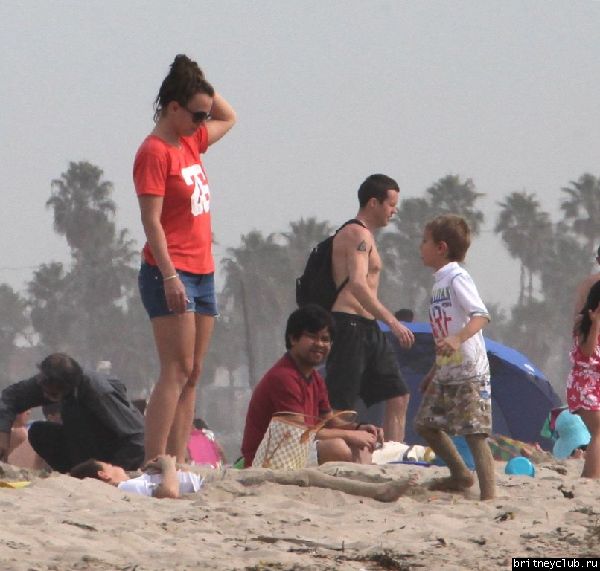 Бритн с Шоном и Джейденом на пляже в Санта-Барбаре23.jpg(Бритни Спирс, Britney Spears)