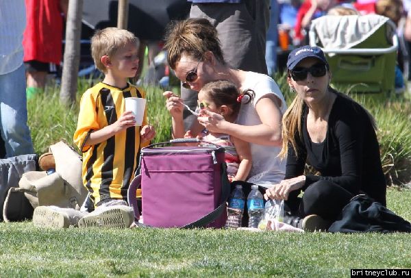 Бритни с сыновьями в Woodland Hills5.jpg(Бритни Спирс, Britney Spears)