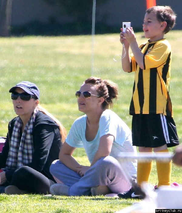 Бритни с сыновьями в Woodland Hills63.jpg(Бритни Спирс, Britney Spears)
