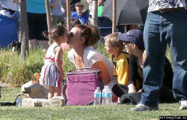 Бритни с сыновьями в Woodland Hills73.jpg(Бритни Спирс, Britney Spears)