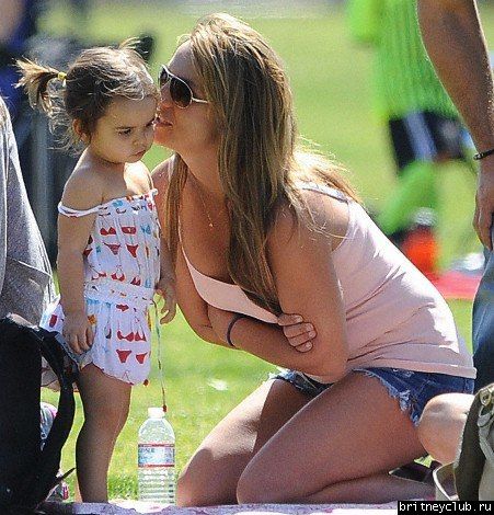 Бритни на футбольном матче Шона и Джейдена в Woodland Hills06.jpg(Бритни Спирс, Britney Spears)