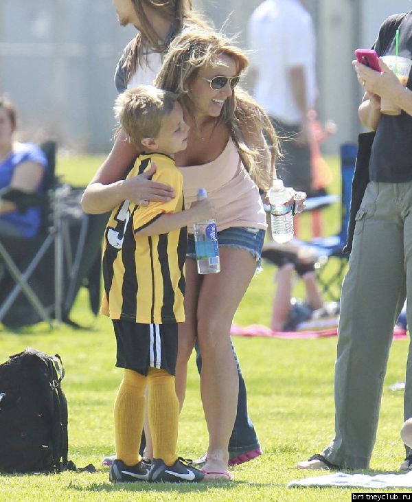 Бритни на футбольном матче Шона и Джейдена в Woodland Hills28.jpg(Бритни Спирс, Britney Spears)