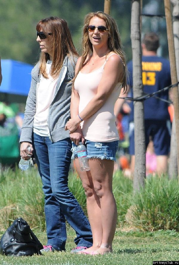 Бритни на футбольном матче Шона и Джейдена в Woodland Hills49.jpg(Бритни Спирс, Britney Spears)
