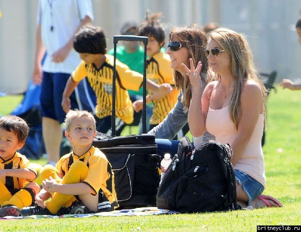 Бритни на футбольном матче Шона и Джейдена в Woodland Hills52.jpg(Бритни Спирс, Britney Spears)