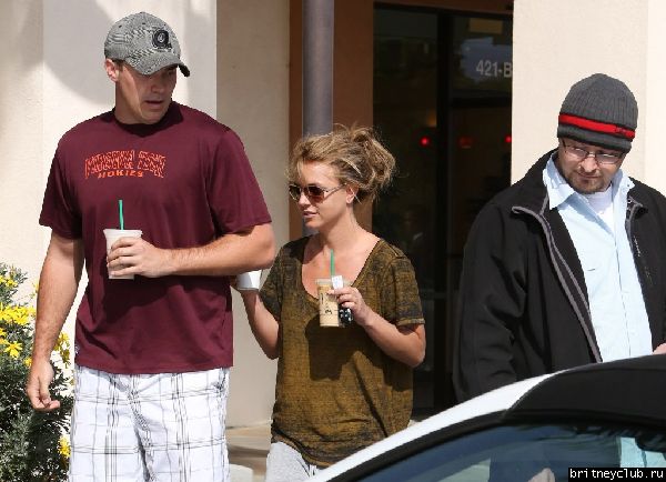 Бритни и Дэвид покидают Starbucks в Thousand Oaks 1.jpg(Бритни Спирс, Britney Spears)
