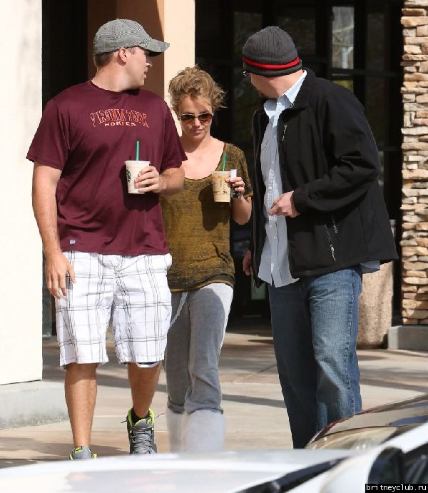 Бритни и Дэвид покидают Starbucks в Thousand Oaks 13.jpg(Бритни Спирс, Britney Spears)