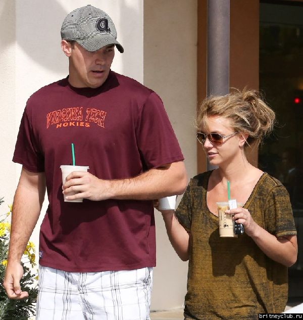 Бритни и Дэвид покидают Starbucks в Thousand Oaks 15.jpg(Бритни Спирс, Britney Spears)