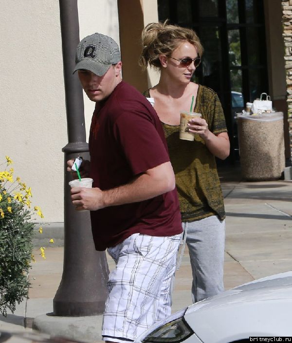 Бритни и Дэвид покидают Starbucks в Thousand Oaks 24.jpg(Бритни Спирс, Britney Spears)
