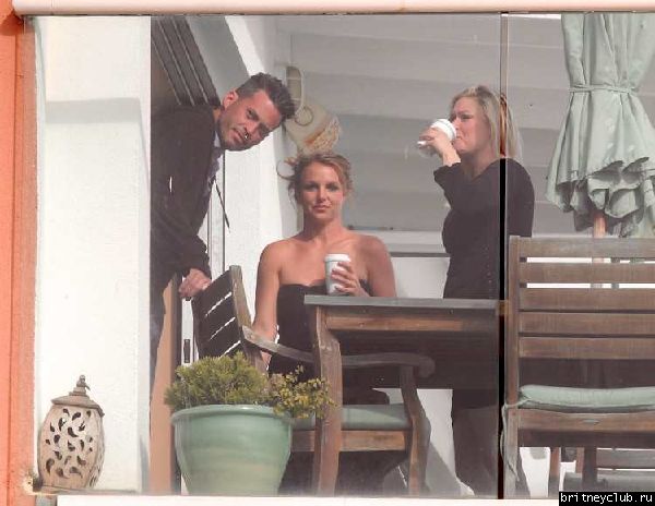 Бритни отдыхает у подруги в Малибу13.jpg(Бритни Спирс, Britney Spears)