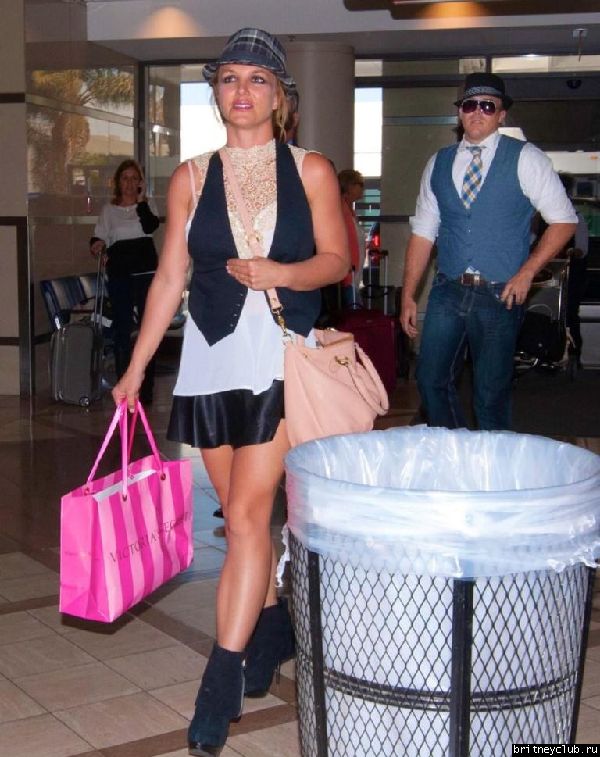 Бритни и Дэвид в аэропорту в Лос-Анджелесе11.jpg(Бритни Спирс, Britney Spears)