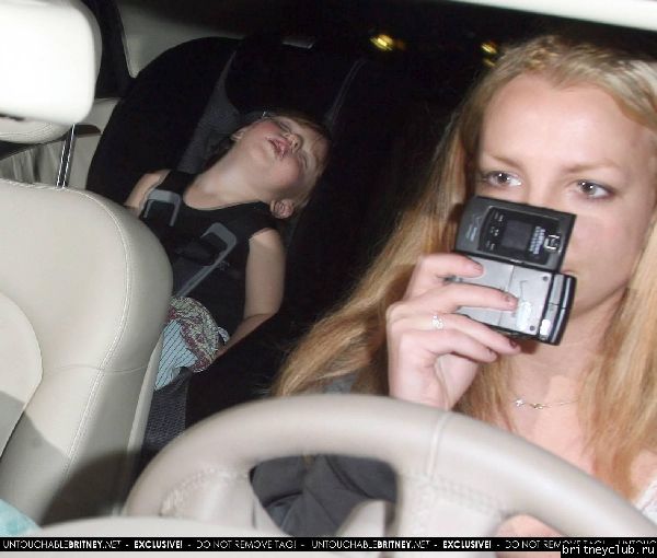 Бритни направляется в Беверли Хилзз, а Шон и Джейден в это время спять на заднем седении ее автомобиля1~36.jpg(Бритни Спирс, Britney Spears)