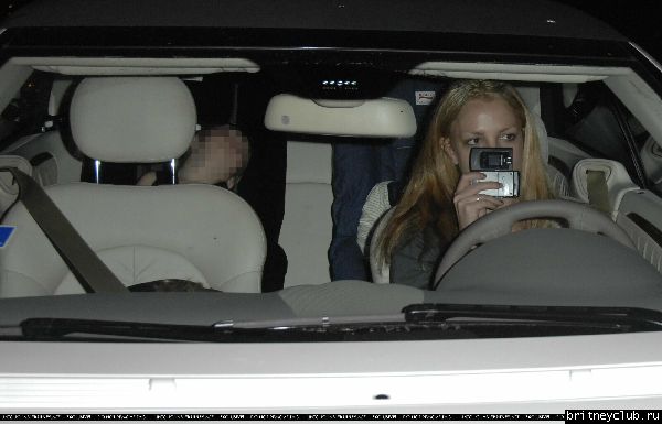 Бритни направляется в Беверли Хилзз, а Шон и Джейден в это время спять на заднем седении ее автомобиля8237_001.jpg(Бритни Спирс, Britney Spears)