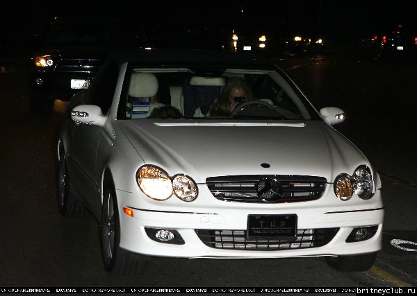 Бритни направляется в Беверли Хилзз, а Шон и Джейден в это время спять на заднем седении ее автомобиля8~156.jpg(Бритни Спирс, Britney Spears)