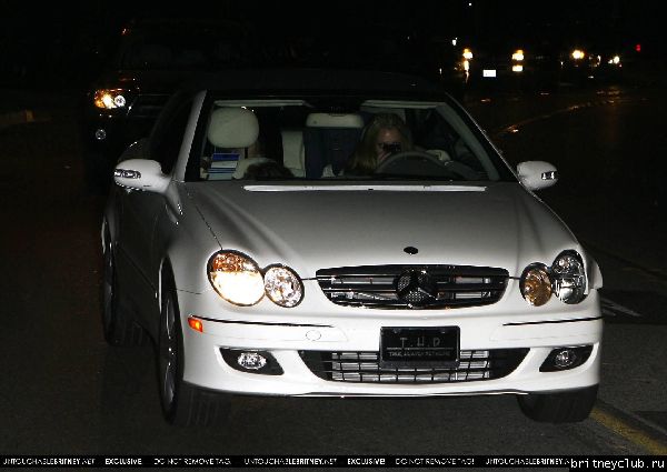 Бритни направляется в Беверли Хилзз, а Шон и Джейден в это время спять на заднем седении ее автомобиля9~134.jpg(Бритни Спирс, Britney Spears)