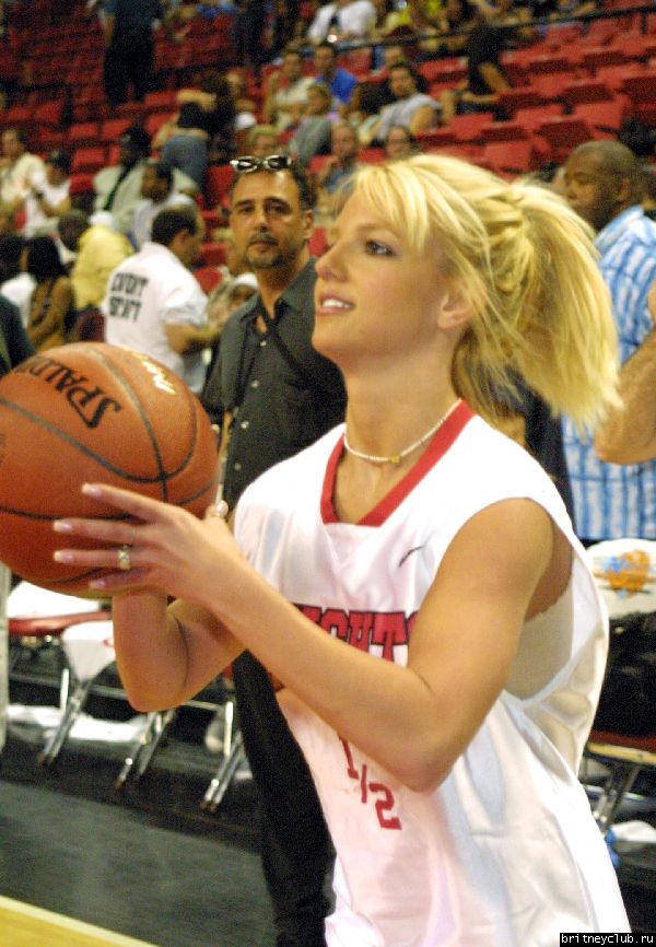 Бритни и Джастин на баскетбольном матче8.jpg(Бритни Спирс, Britney Spears)