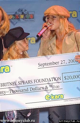 Бритни и Джейми Линн на презентации караоке04.jpg(Бритни Спирс, Britney Spears)