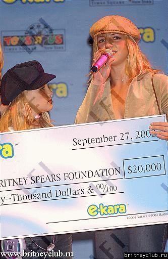 Бритни и Джейми Линн на презентации караоке05.jpg(Бритни Спирс, Britney Spears)