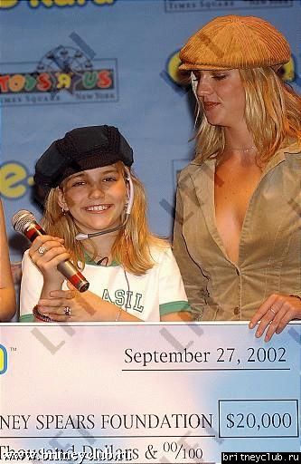 Бритни и Джейми Линн на презентации караоке06.jpg(Бритни Спирс, Britney Spears)