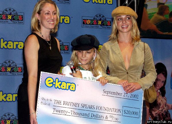 Бритни и Джейми Линн на презентации караоке723500_03.jpg(Бритни Спирс, Britney Spears)