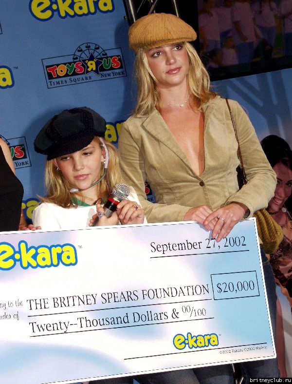 Бритни и Джейми Линн на презентации караоке723500_04.jpg(Бритни Спирс, Britney Spears)