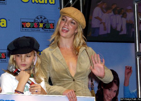 Бритни и Джейми Линн на презентации караоке723500_05.jpg(Бритни Спирс, Britney Spears)