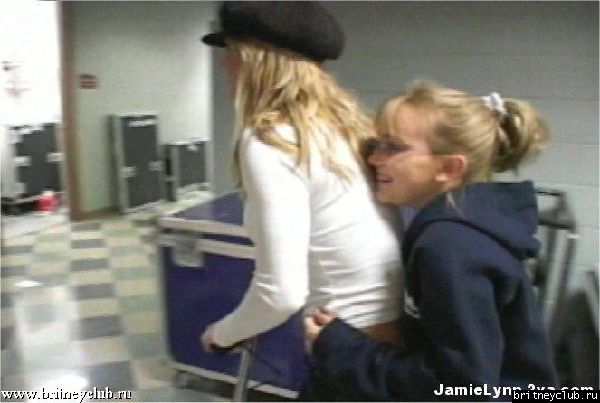 Britney и Jamie Lynn за сценой на концерте (2002)04.jpg(Бритни Спирс, Britney Spears)