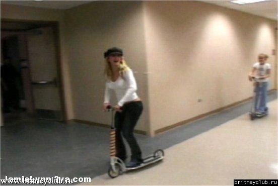 Britney и Jamie Lynn за сценой на концерте (2002)07.jpg(Бритни Спирс, Britney Spears)