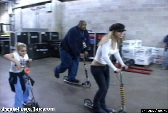Britney и Jamie Lynn за сценой на концерте (2002)08.jpg(Бритни Спирс, Britney Spears)