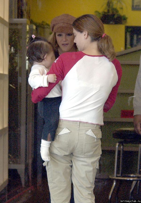 Бритни ходит по магазинамbritney_050303_04.jpg(Бритни Спирс, Britney Spears)