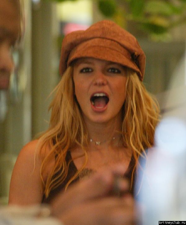 Бритни ходит по магазинамx130.jpg(Бритни Спирс, Britney Spears)