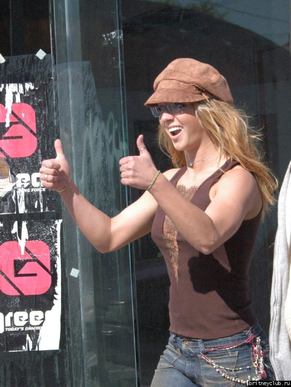 Бритни ходит по магазинамx138.jpg(Бритни Спирс, Britney Spears)