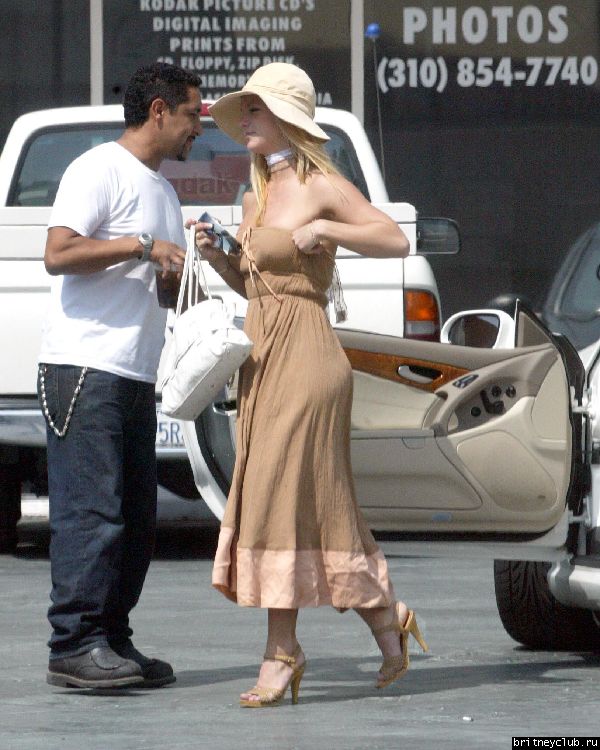Бритни бродит по магазинам в Sunset Plaza118702.jpg(Бритни Спирс, Britney Spears)