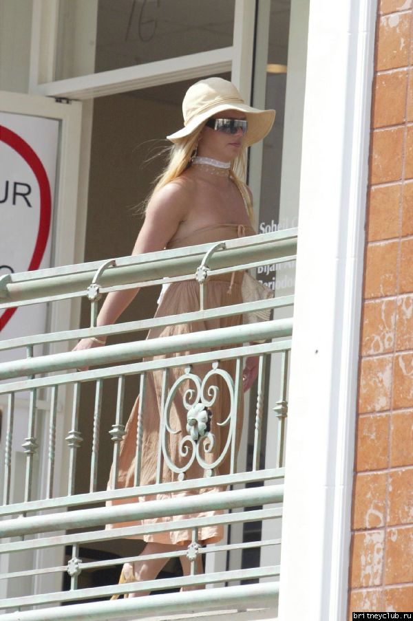 Бритни бродит по магазинам в Sunset Plaza15.jpg(Бритни Спирс, Britney Spears)