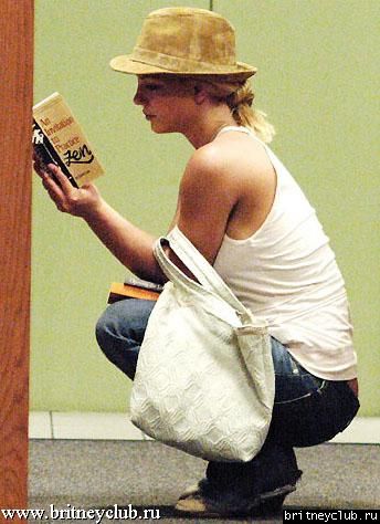 Бритни в книжном магазине1.jpg(Бритни Спирс, Britney Spears)