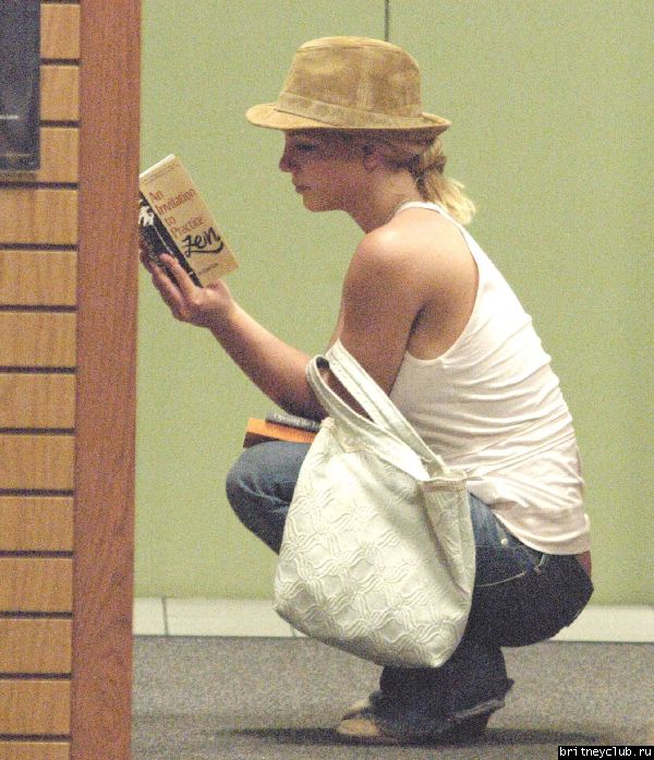 Бритни в книжном магазинеx84.jpg(Бритни Спирс, Britney Spears)