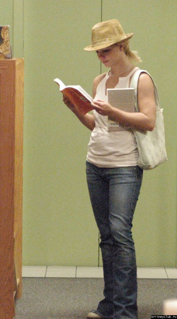 Бритни в книжном магазинеx95.jpg(Бритни Спирс, Britney Spears)