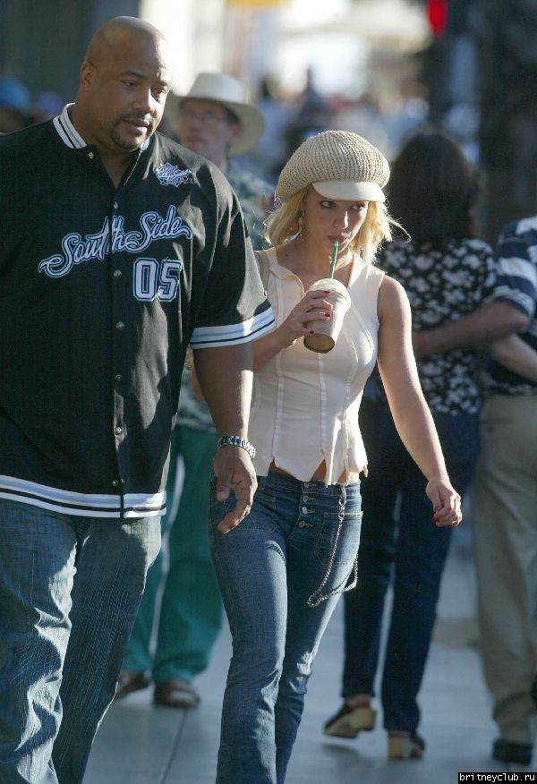 Бритни около особняка Мадонны13030-04.jpg(Бритни Спирс, Britney Spears)