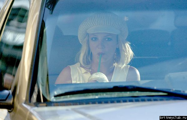 Бритни около особняка Мадонны13030-05.jpg(Бритни Спирс, Britney Spears)
